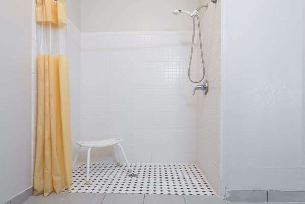  - Days Inn Airport Kansas City - I-29, Exit 12