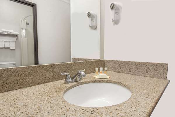  - Days Inn Airport Kansas City - I-29, Exit 12