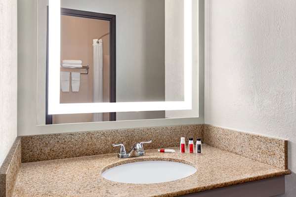  - Days Inn Airport Kansas City - I-29, Exit 12