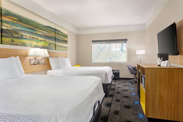  - Days Inn Airport Kansas City - I-29, Exit 12