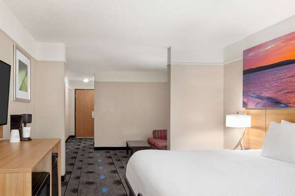 Suite - Days Inn Airport Kansas City - I-29, Exit 12