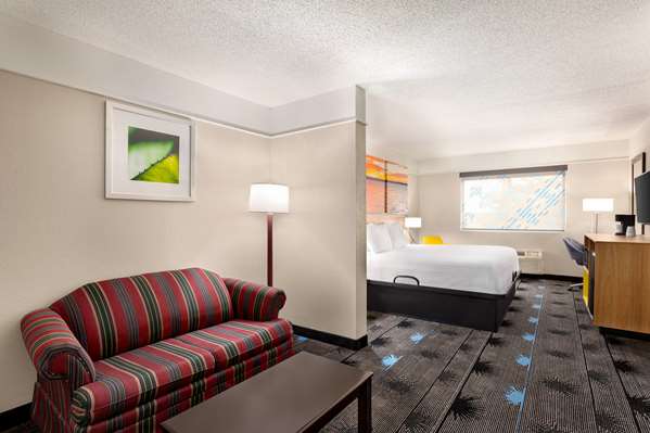 Suite - Days Inn Airport Kansas City - I-29, Exit 12