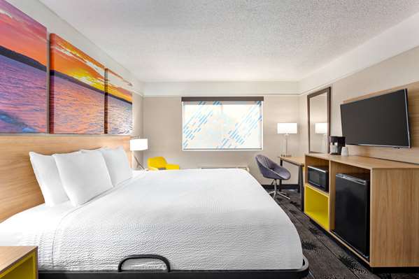 Suite - Days Inn Airport Kansas City - I-29, Exit 12