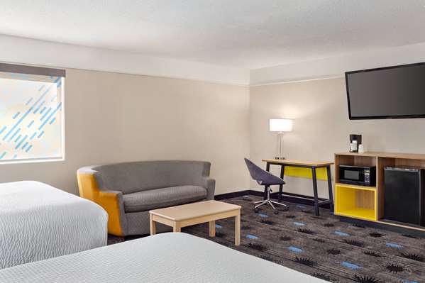 Suite - Days Inn Airport Kansas City - I-29, Exit 12