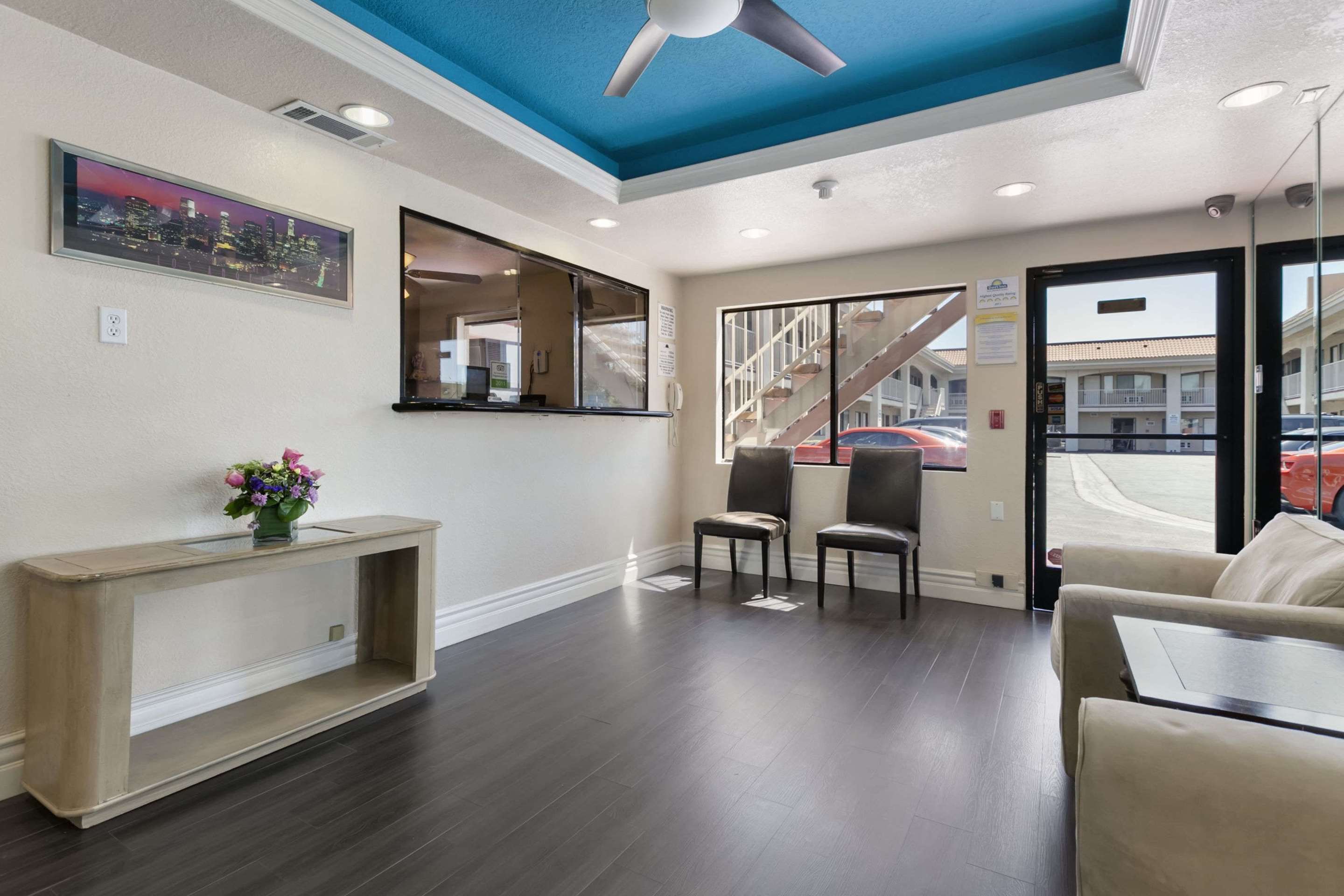 Lobby. | Days Inn by Wyndham Downey