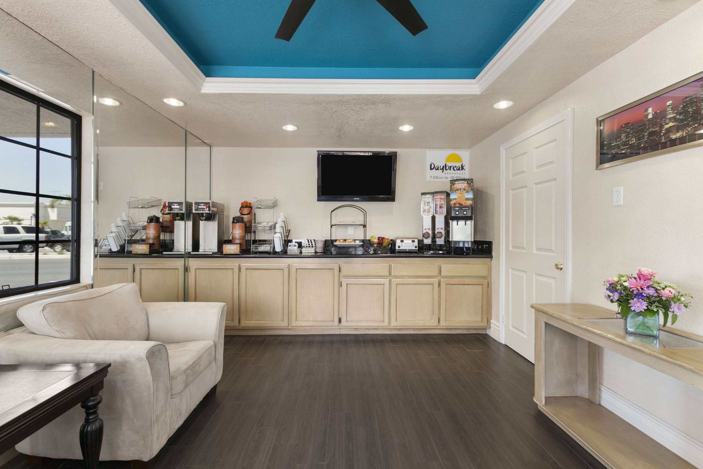 Breakfast Area. | Days Inn by Wyndham Downey