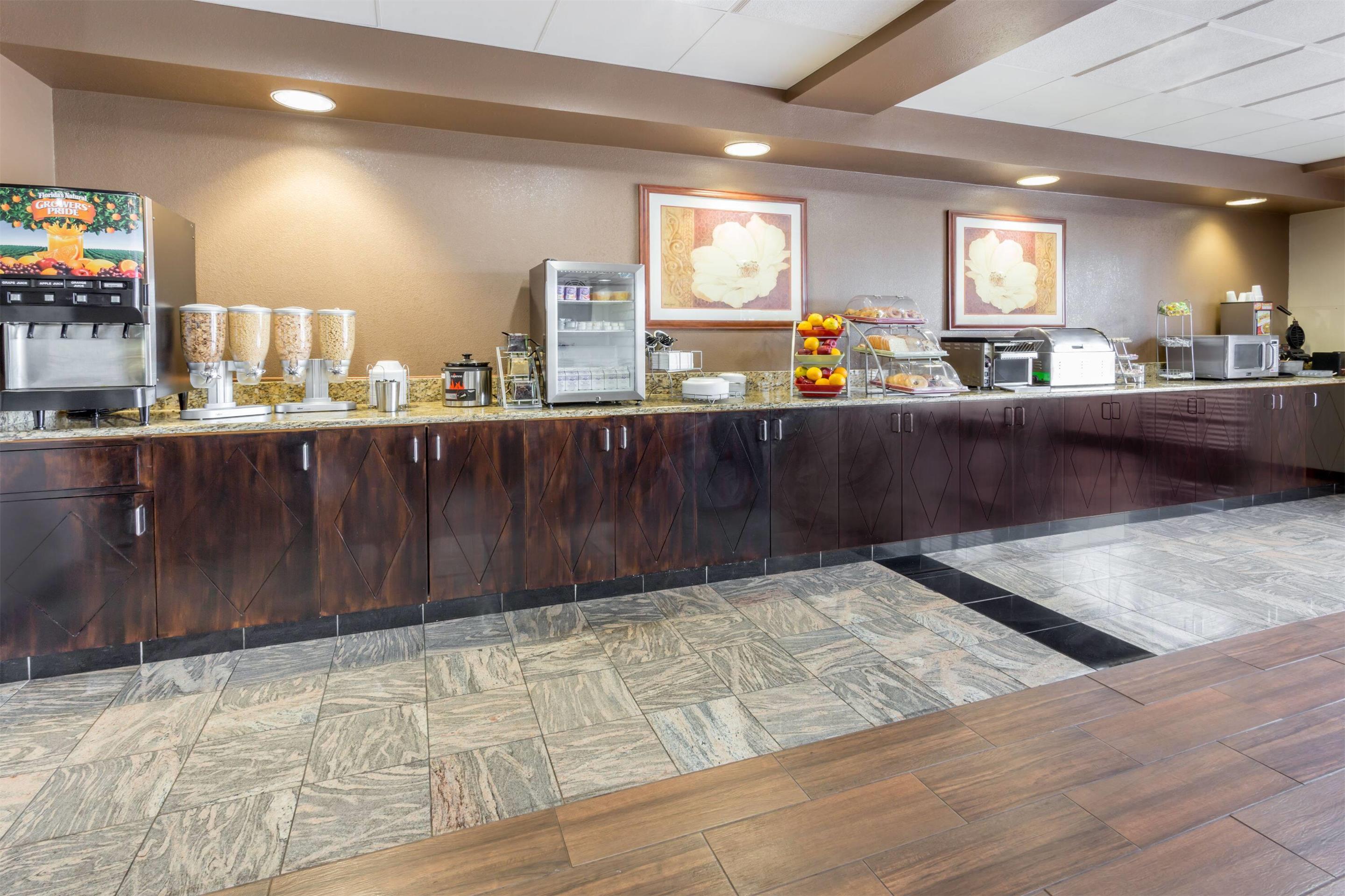 Breakfast Area | Wingate by Wyndham - Joliet