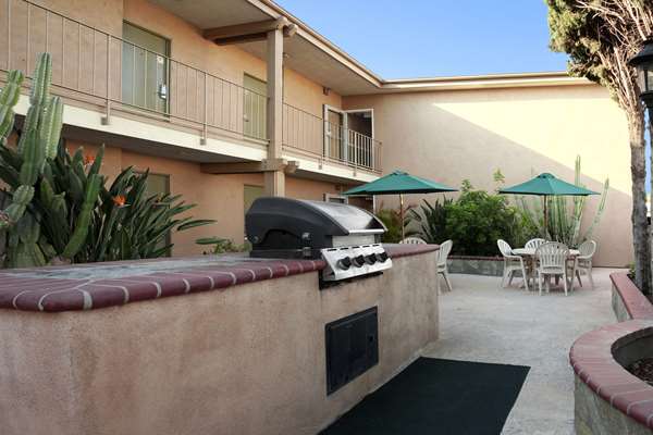  - Howard Johnson Inn Buena Park - I-5, Exit 117