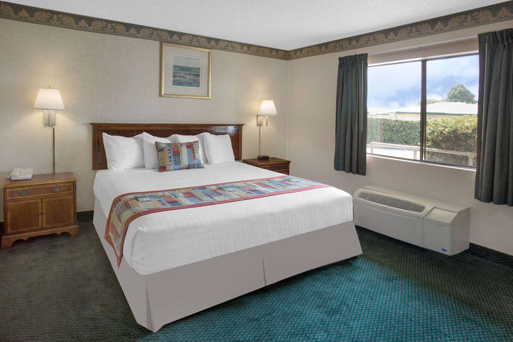 TRAVELODGE BY WYNDHAM, COSTA MESA N-guestroom-Guest Room,On-Site.jpg