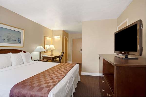  - Travelodge Everett City Center - I-5, Exit 194