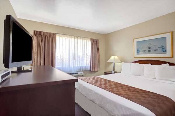  - Travelodge Everett City Center - I-5, Exit 194