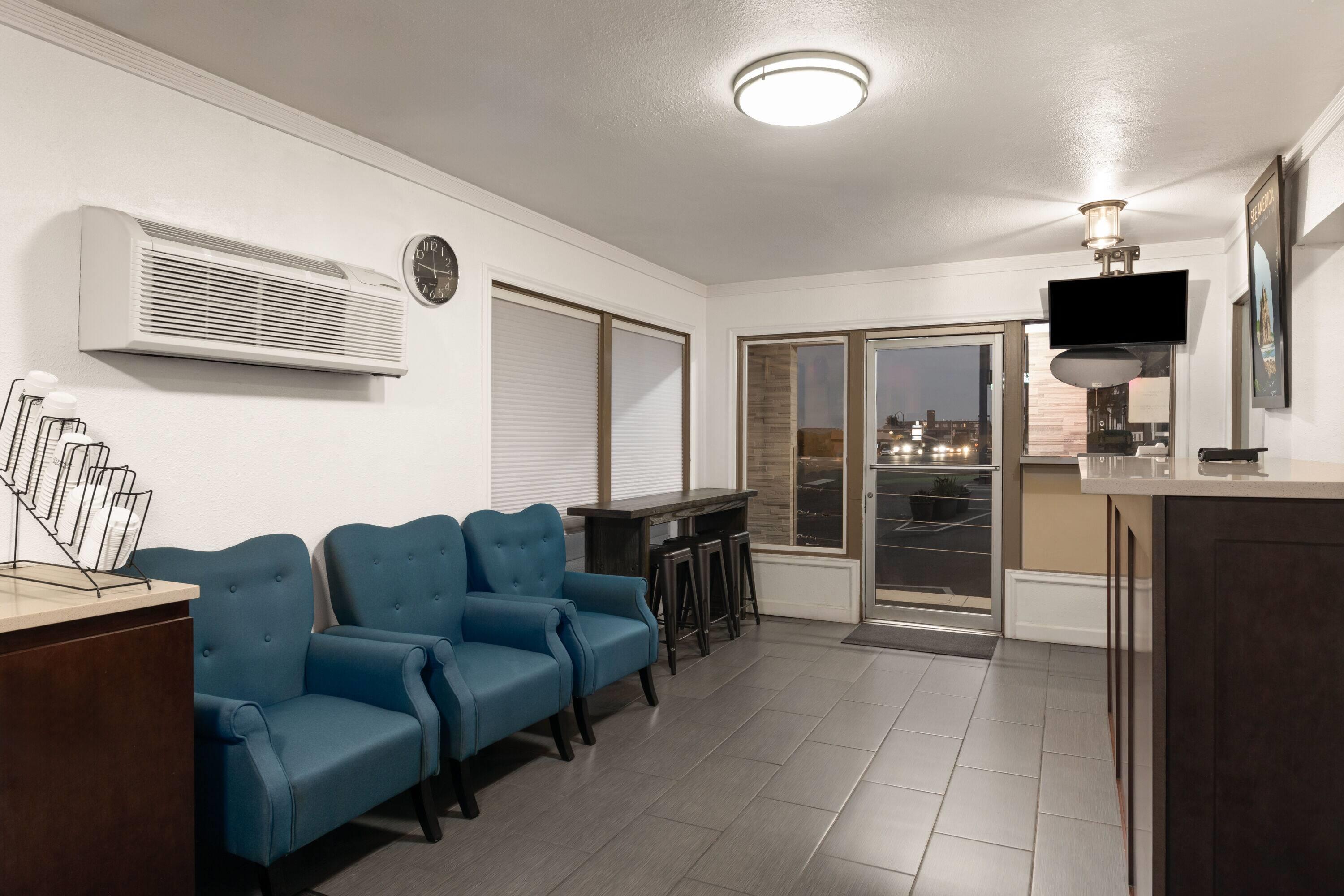 Lobby | Travelodge by Wyndham Everett City Center