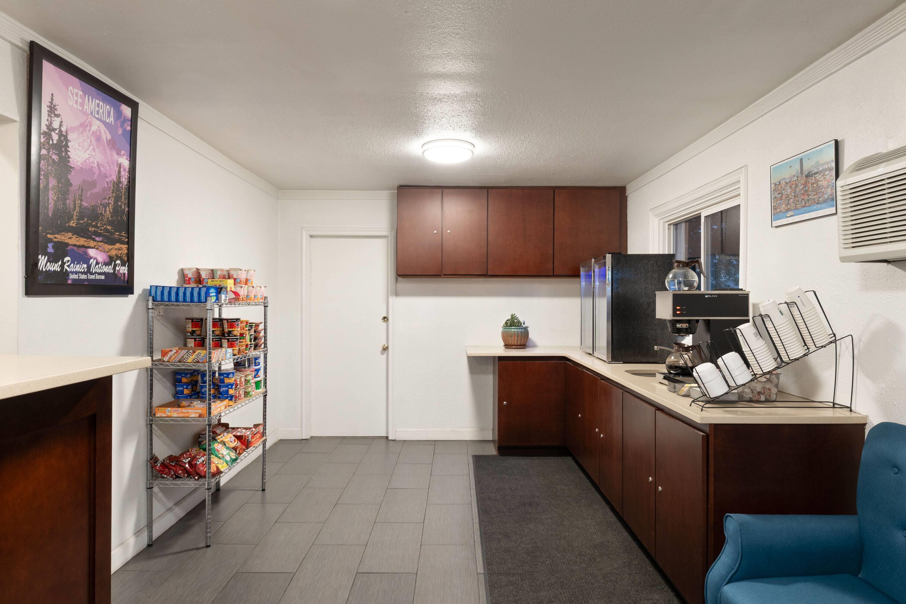 Lobby | Travelodge by Wyndham Everett City Center