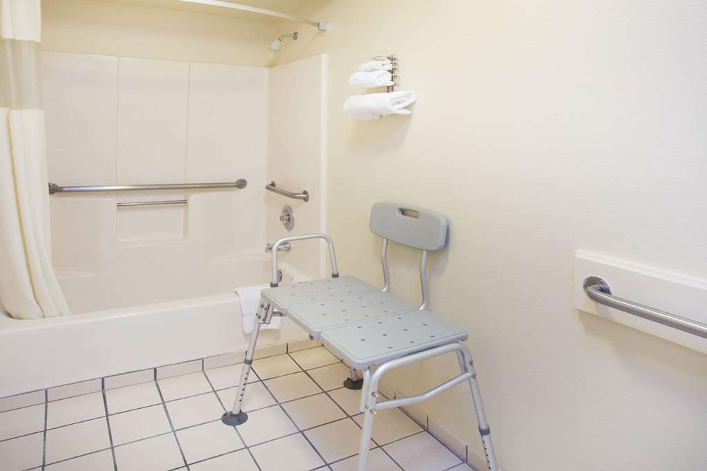 TRAVELODGE INDIO-guestroom-Guest Room,Bathroom,Tub,Accessibility,On-Site.jpg