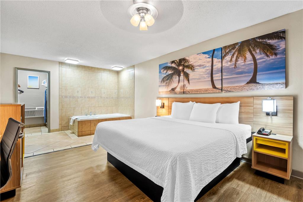 DAYS INN BY WYNDHAM, JACKSONVILLE N-guestroom-Guest Room,Suite,On-Site.jpg