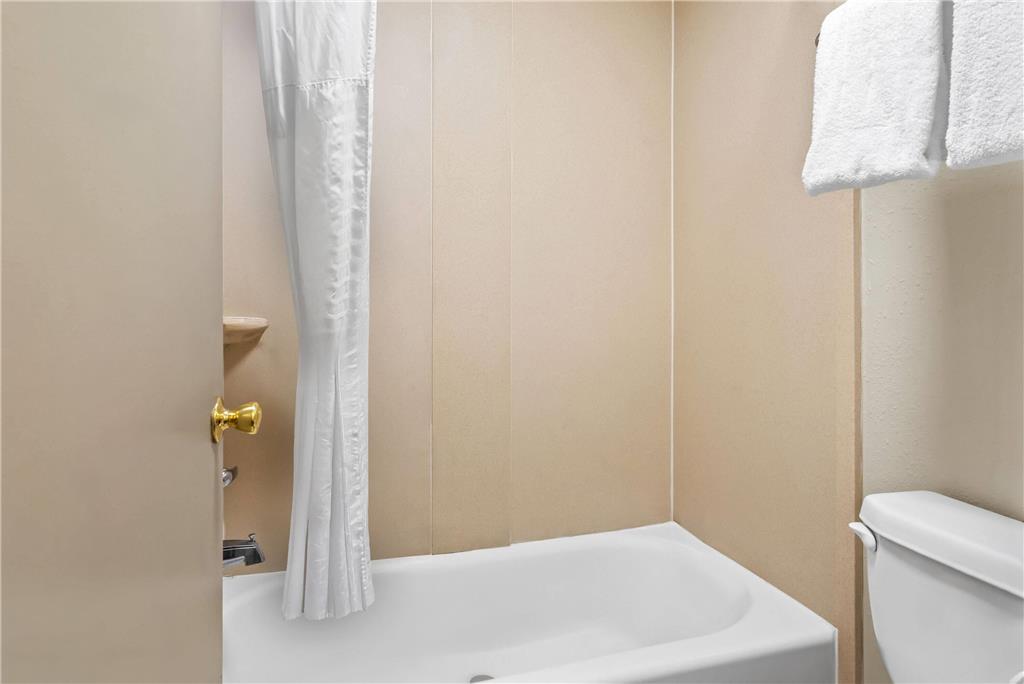 DAYS INN BY WYNDHAM, JACKSONVILLE N-guestroom-Guest Room,Bathroom,On-Site.jpg