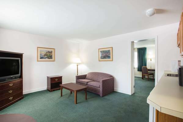 Suite - Travelodge Lake George - I-87, Exit 21