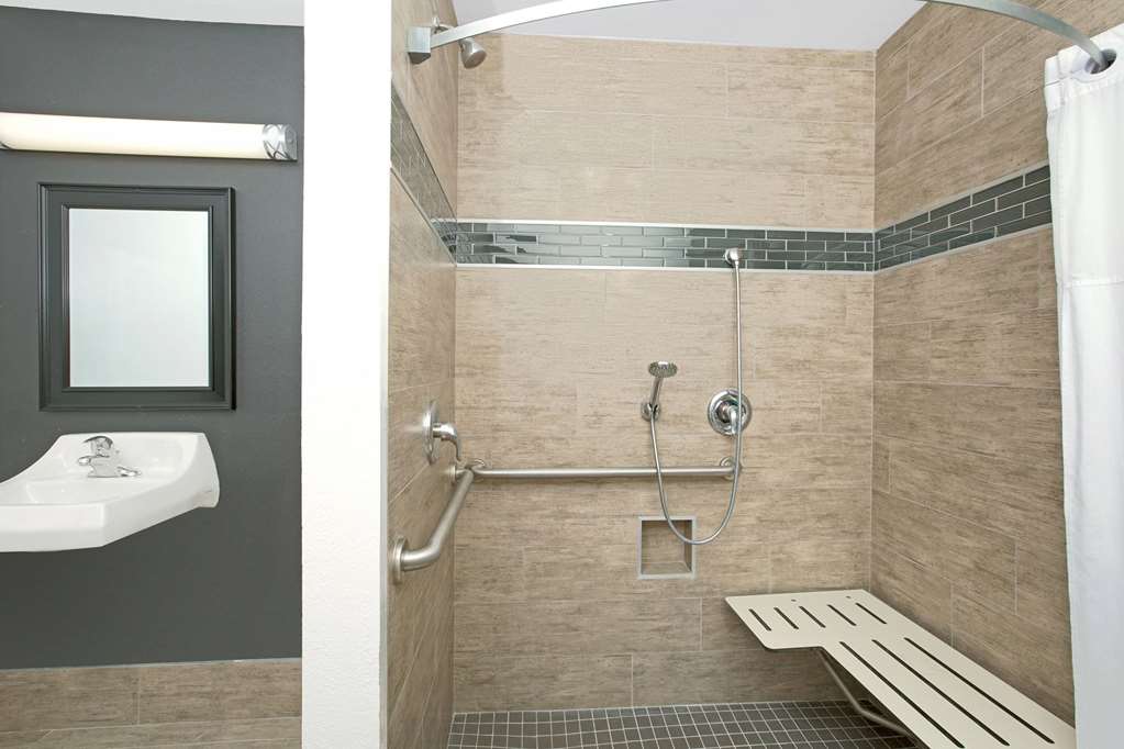 TRAVELODGE BY WYNDHAM LAX-guestroom-Guest Room,Bathroom,Shower,Accessibility,On-Site.jpg