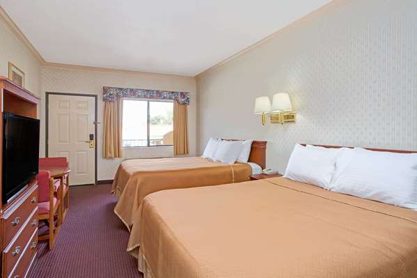  - Travelodge Lynwood Century Freeway - I-105, Exit 12