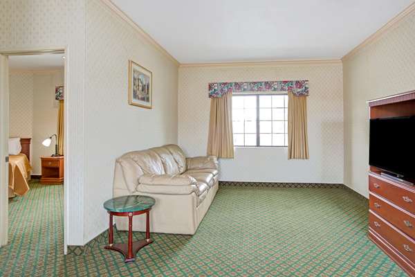  - Travelodge Lynwood Century Freeway - I-105, Exit 12