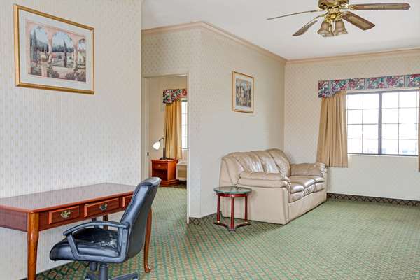Suite - Travelodge Lynwood Century Freeway - I-105, Exit 12