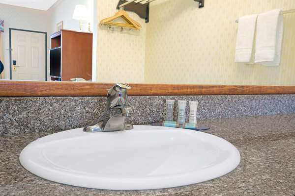  - Travelodge Lynwood Century Freeway - I-105, Exit 12