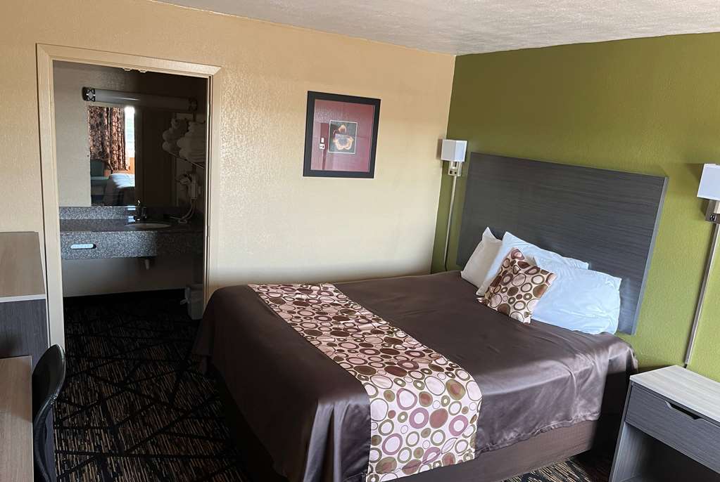 TRAVELODGE MANSFIELD-guestroom-Guest Room,Queen bed,On-Site.jpg
