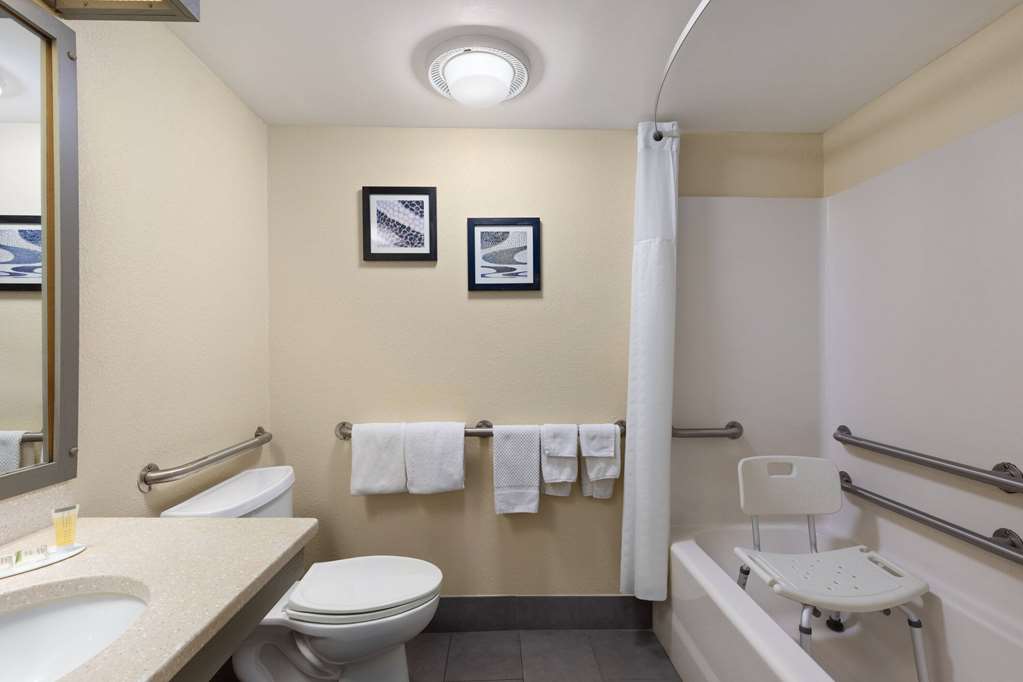 TRAVELODGE PERRY GA-guestroom-Guest Room,Bathroom,Accessibility,On-Site.jpg