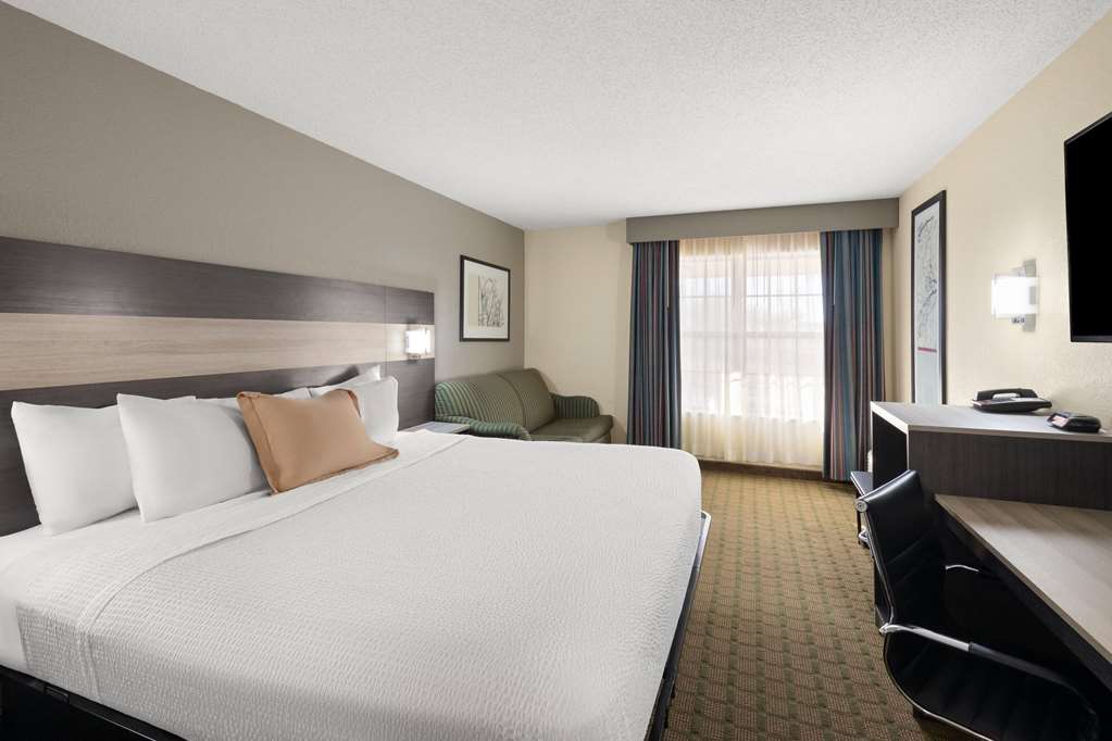 TRAVELODGE PERRY GA-guestroom-Guest Room,Suite,On-Site.jpg