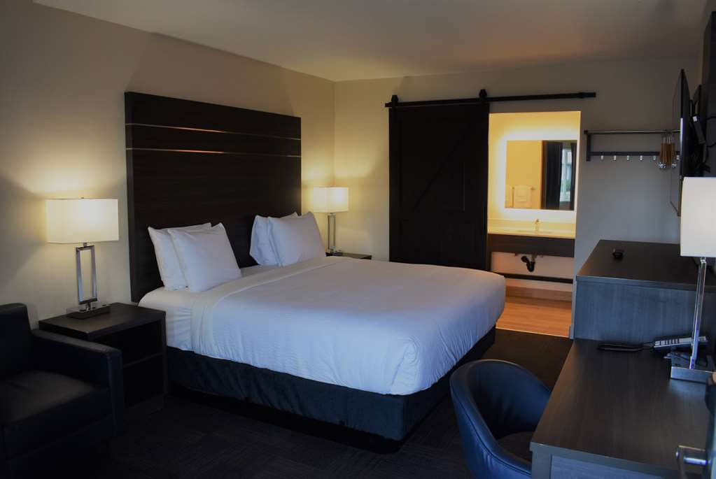 TRAVELODGE BY WYNDHAM SANTA ROSA WI-guestroom-Guest Room,King bed,On-Site.jpg