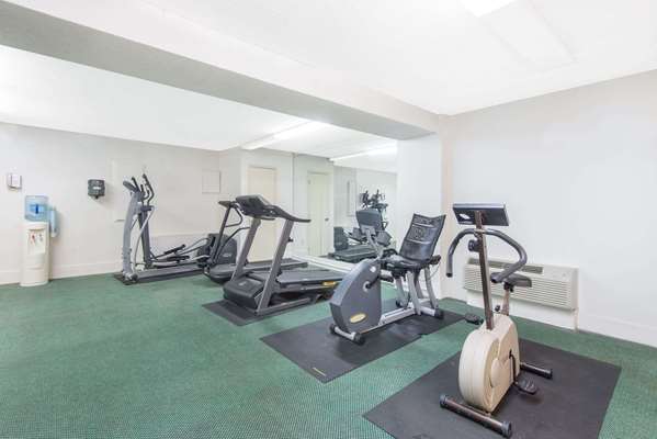 Fitness/ Exercise Room - Days Inn Arlington Pentagon