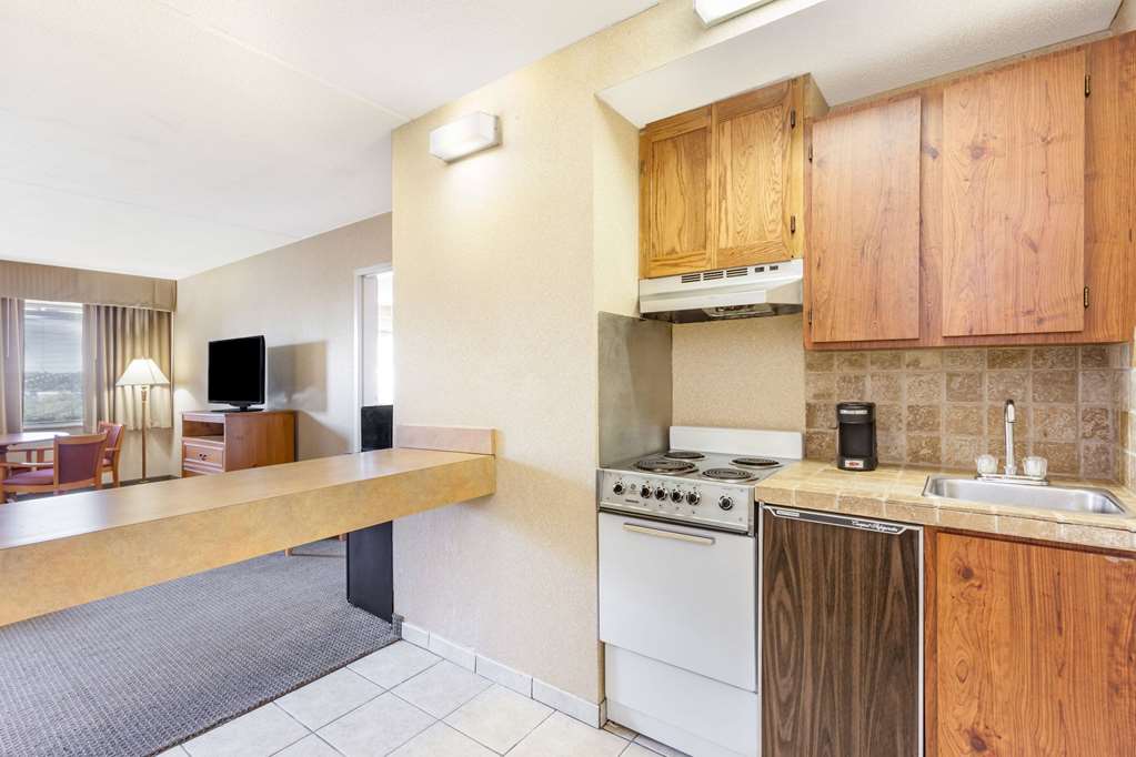 TRAVELODGE BY WYNDHAM WINCHESTER-guestroom-Guest Room,Suite,On-Site.jpg