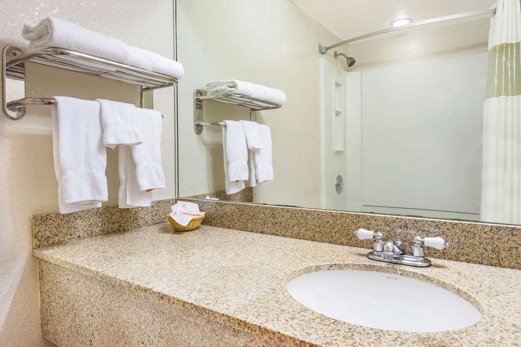 TRAVELODGE BY WYNDHAM WINCHESTER-guestroom-Guest Room,On-Site.jpg