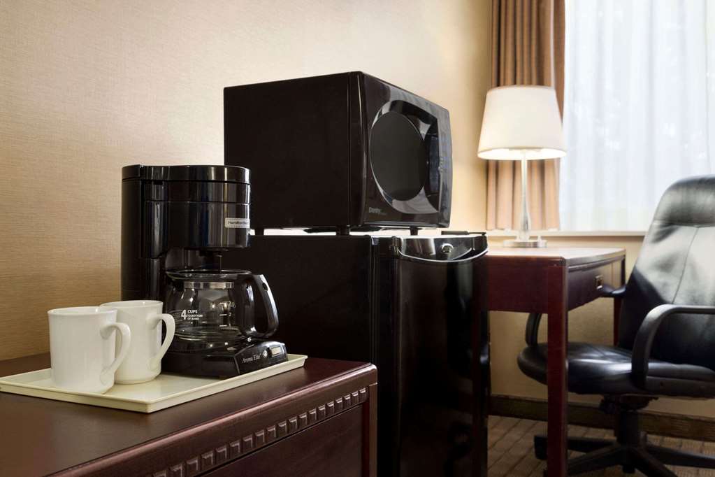 TRAVELODGE TORONTO EAST-guestroom-Guest Room,On-Site.jpg