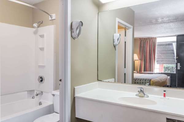  - Travelodge Richmond Hill - I-95, Exit 87