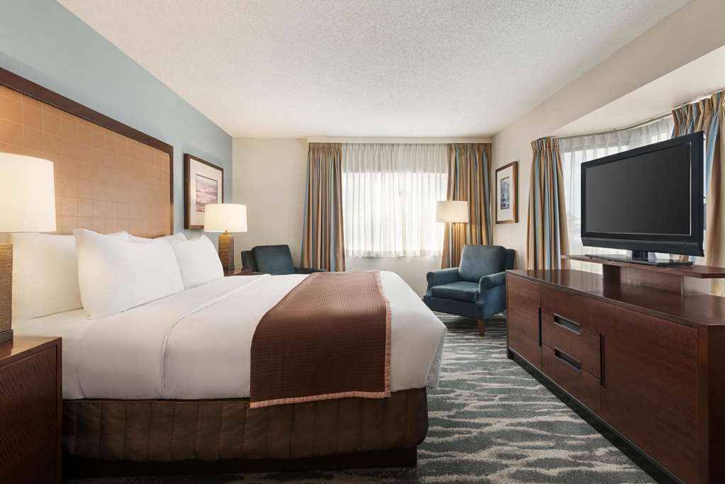 Travelodge by Wyndham Calgary South Room Type - King Room - Non-Smoking