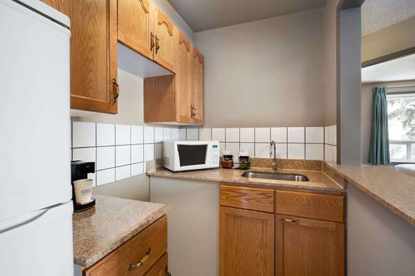  - Travelodge Suites Edmonton Airport Leduc