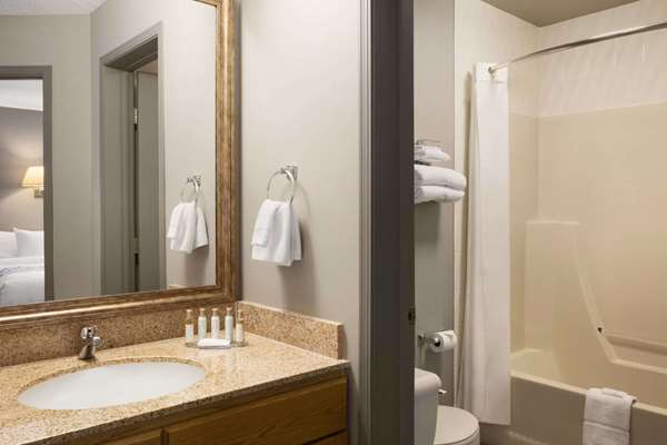  - Travelodge Suites Edmonton Airport Leduc