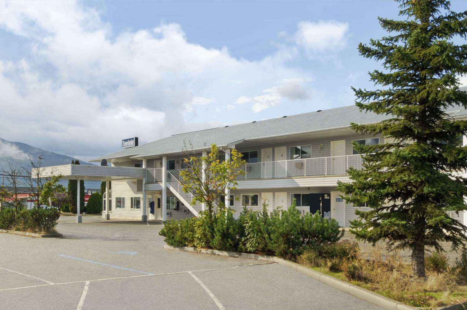 Travelodge Salmon Arm, BC - See Discounts