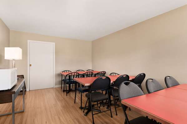  - Travelodge Salmon Arm