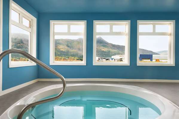 Pool - Travelodge Salmon Arm
