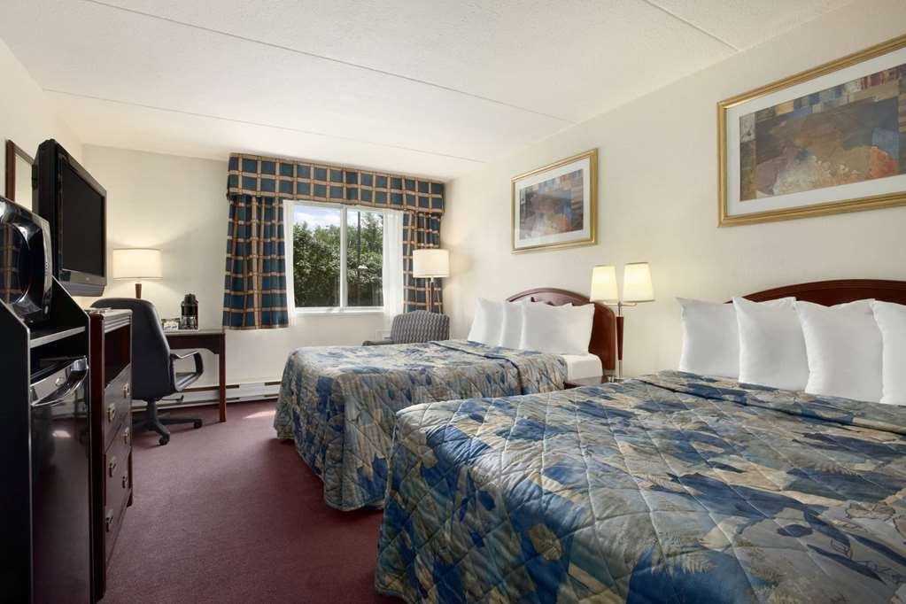 TRAVELODGE BY WYNDHAM OTTAWA EAST-guestroom-Guest Room,On-Site.jpg