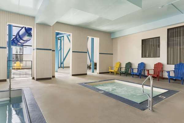 Pool - Travelodge West Edmonton