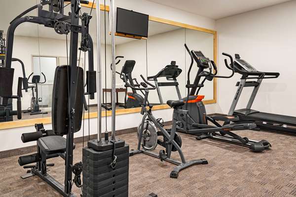 Fitness/ Exercise Room - Howard Johnson Inn Gravenhurst