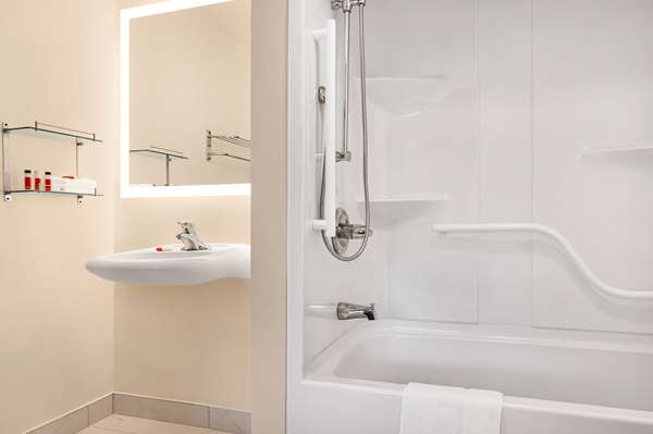  - Howard Johnson Inn Gravenhurst