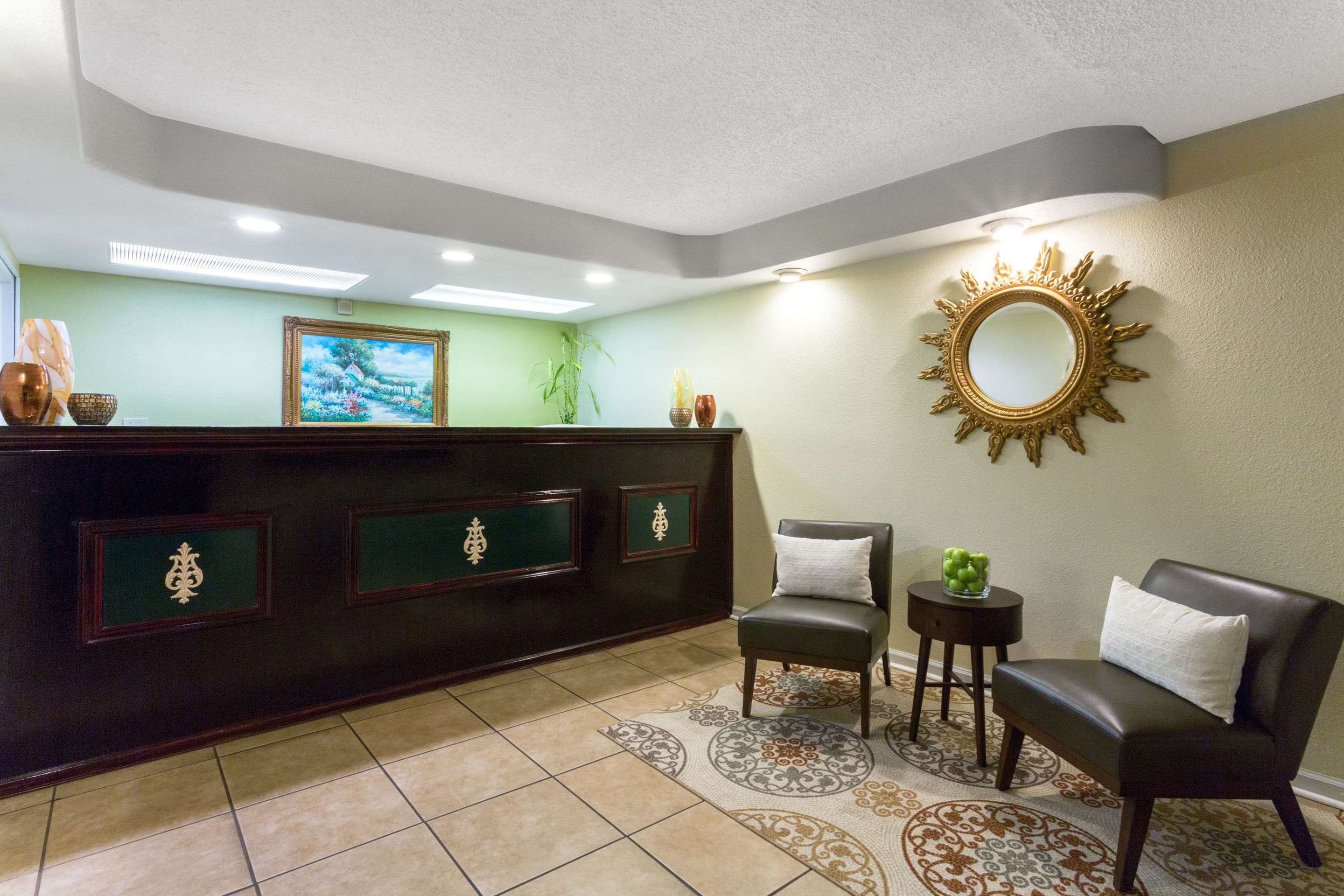 Lobby | Howard Johnson by Wyndham Tallahassee