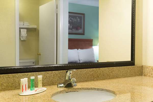  - Howard Johnson Express Inn Tallahassee - I-10, Exit 199