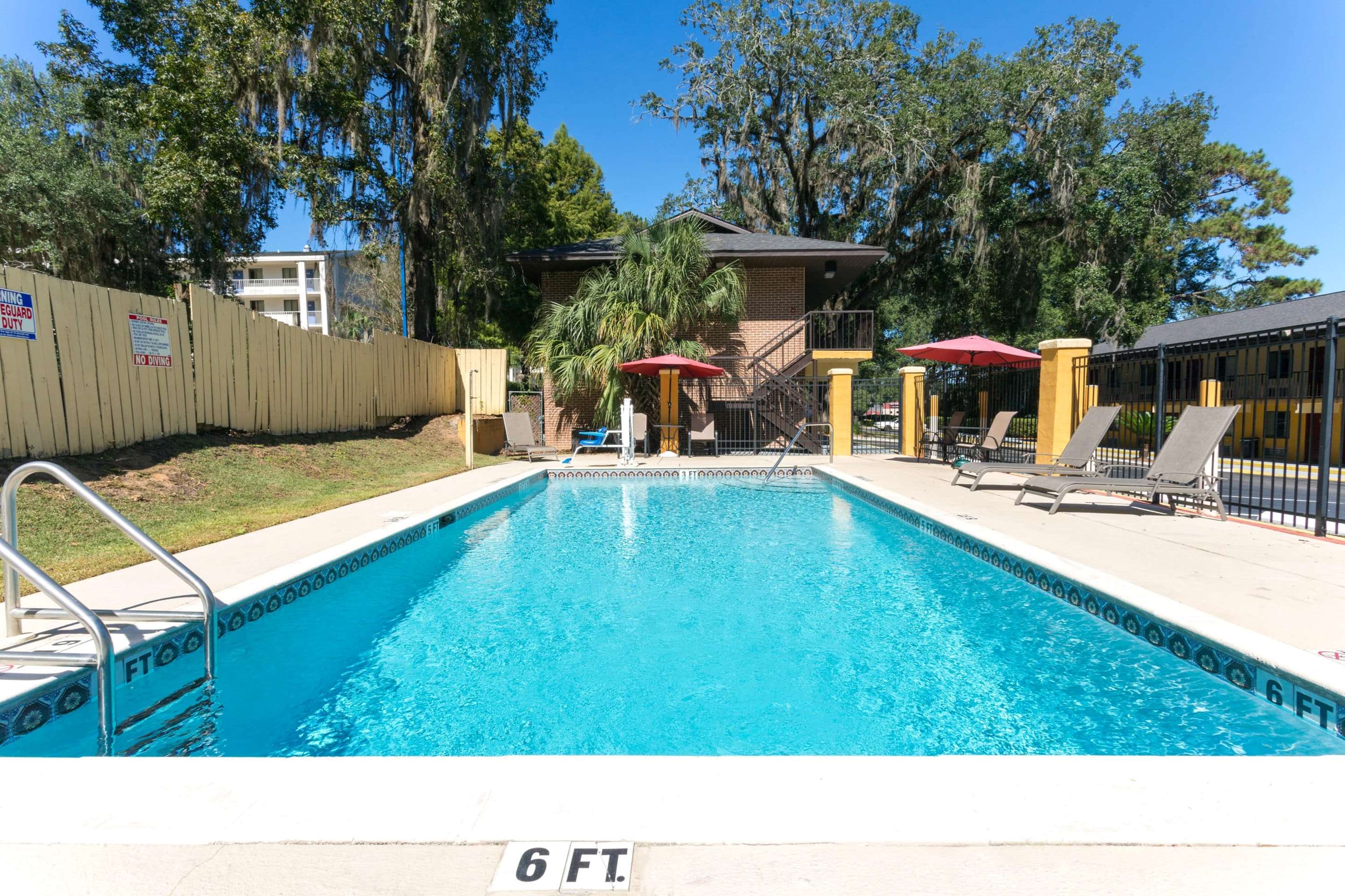 Pool | Howard Johnson by Wyndham Tallahassee