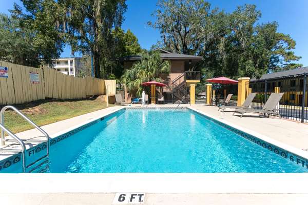 Pool - Howard Johnson Express Inn Tallahassee - I-10, Exit 199