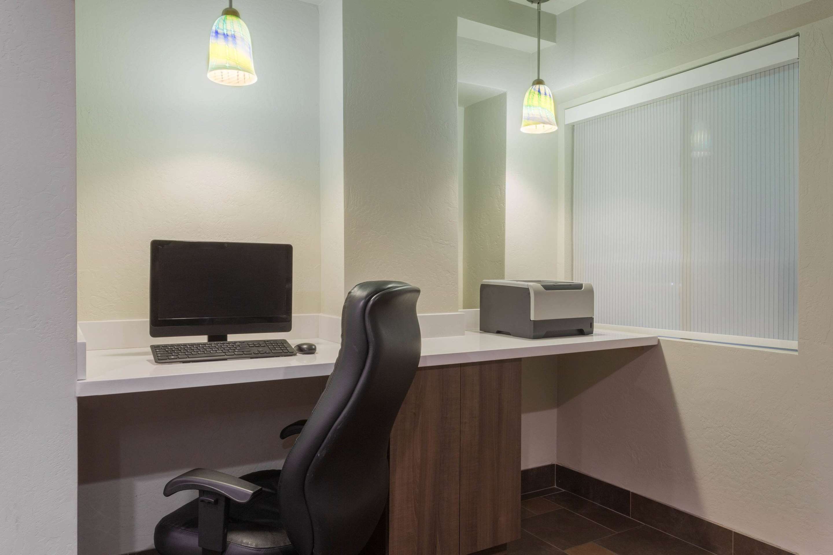 Business Center | Days Inn & Suites by Wyndham East Flagstaff